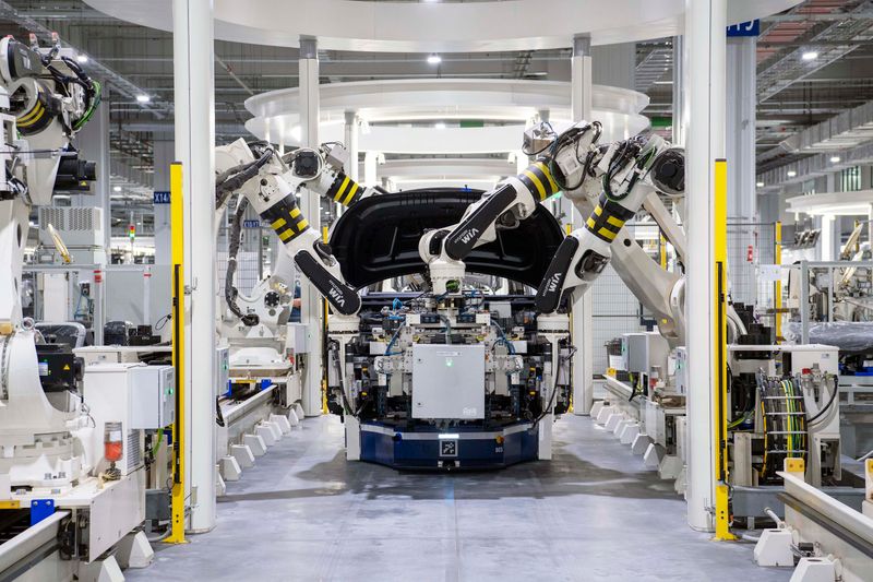 自動車製造工場の多関節ロボット生産ライン