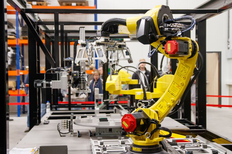 製造施設で稼働する産業用ロボットアーム